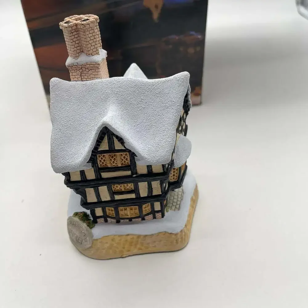 Vintage 1990 David Winter Mister Fezziwig's Emporium Christmas Cottage with Box‎